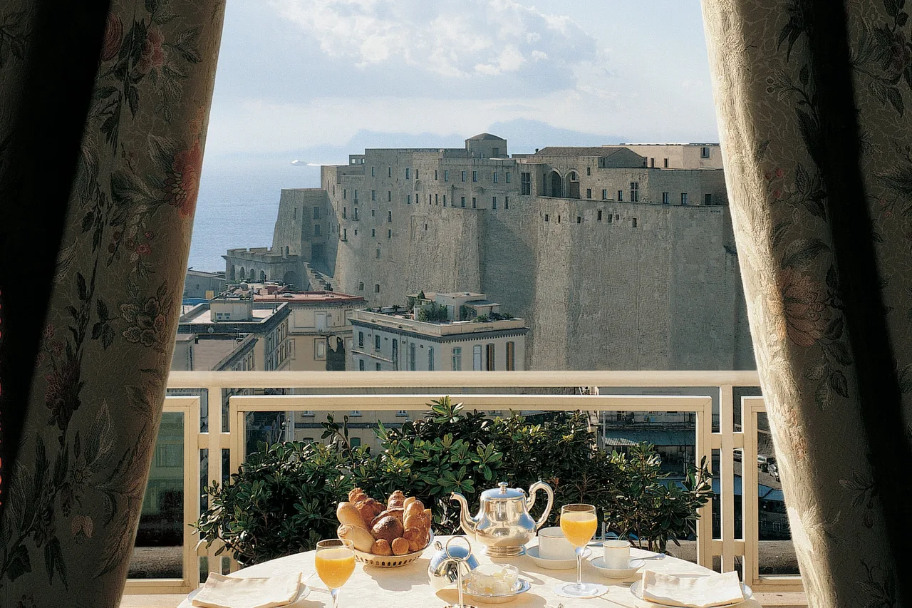 Grand Hotel Vesuvio — ภาพห้องพักและบรรยากาศ