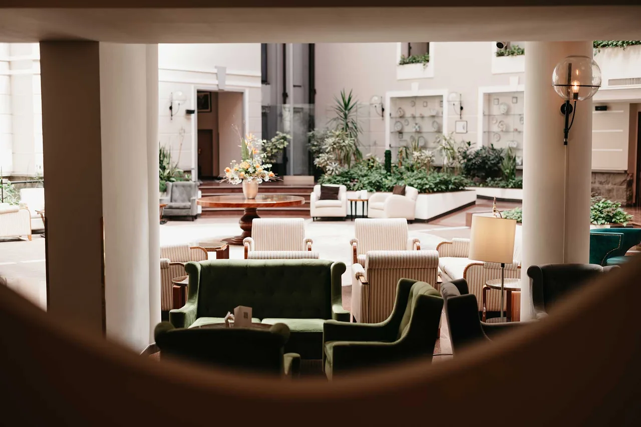 Grand Hotel Yerevan - Small Luxury Hotels of the World — ภาพห้องพักและบรรยากาศ