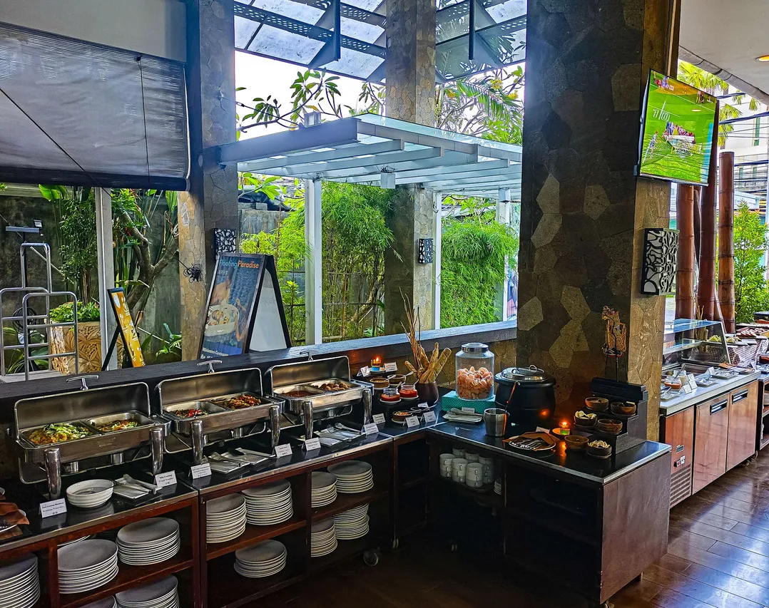 Grand Ixora Kuta Resort — rooms and atmosphere