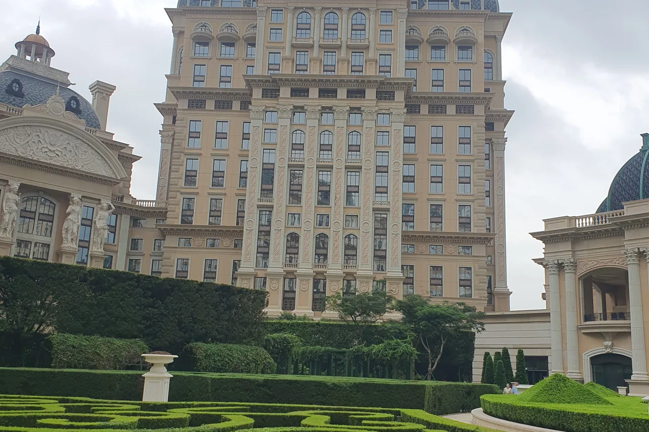 Grand Lisboa Palace Macau — rooms and atmosphere