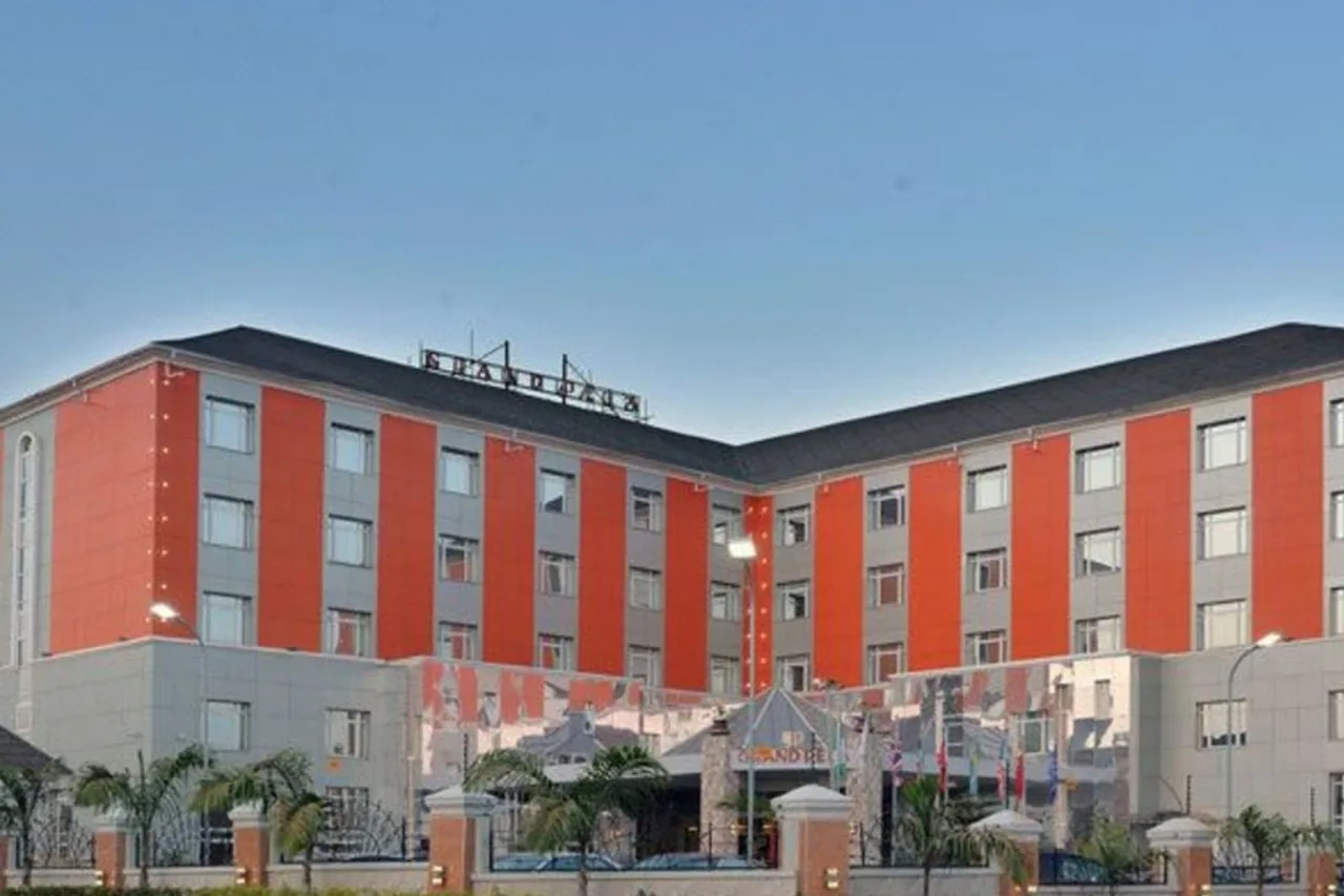 Grand Pela Hotel & Suites — ภาพห้องพักและบรรยากาศ