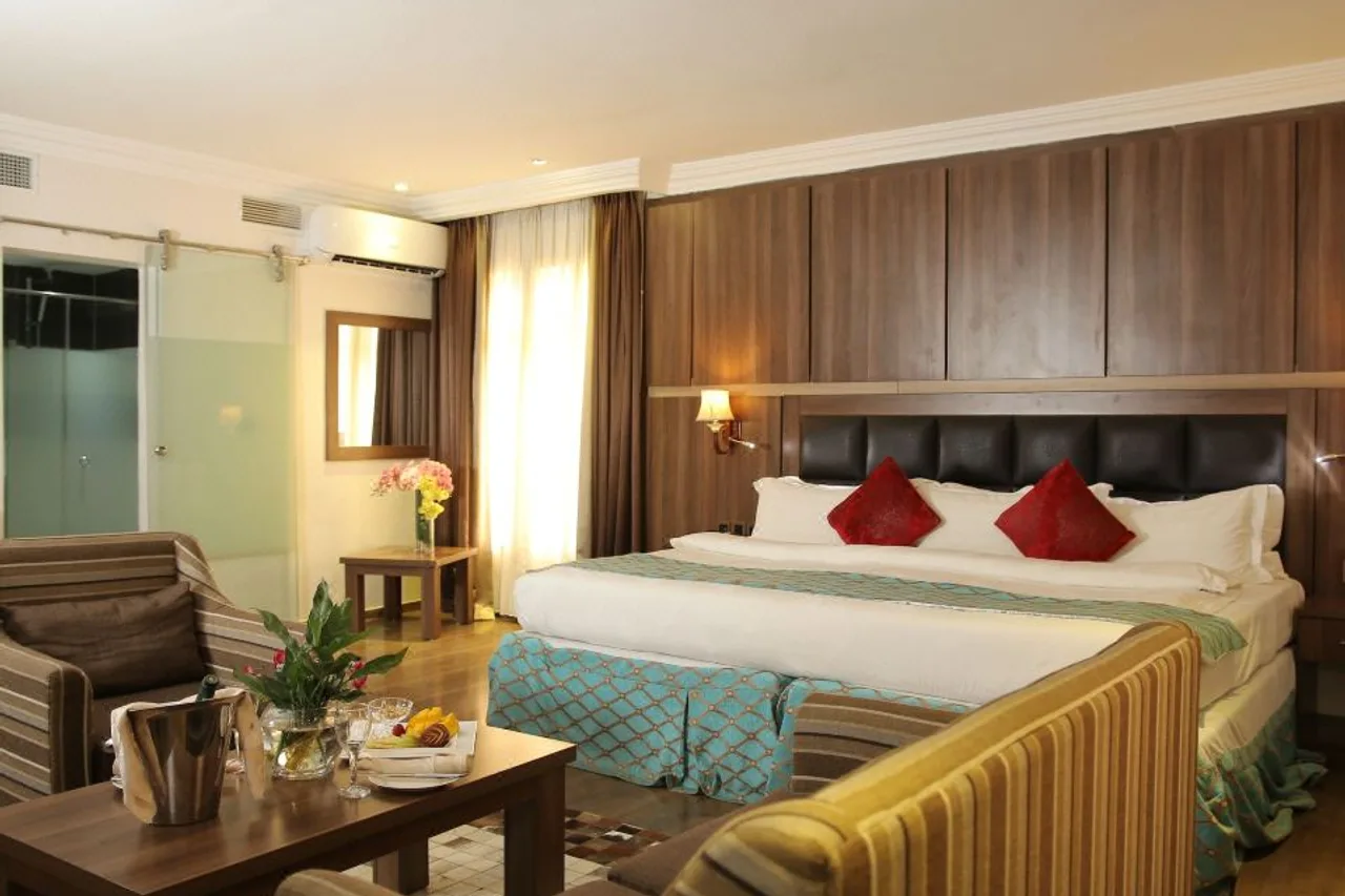 Grand Pela Hotel & Suites — ภาพห้องพักและบรรยากาศ