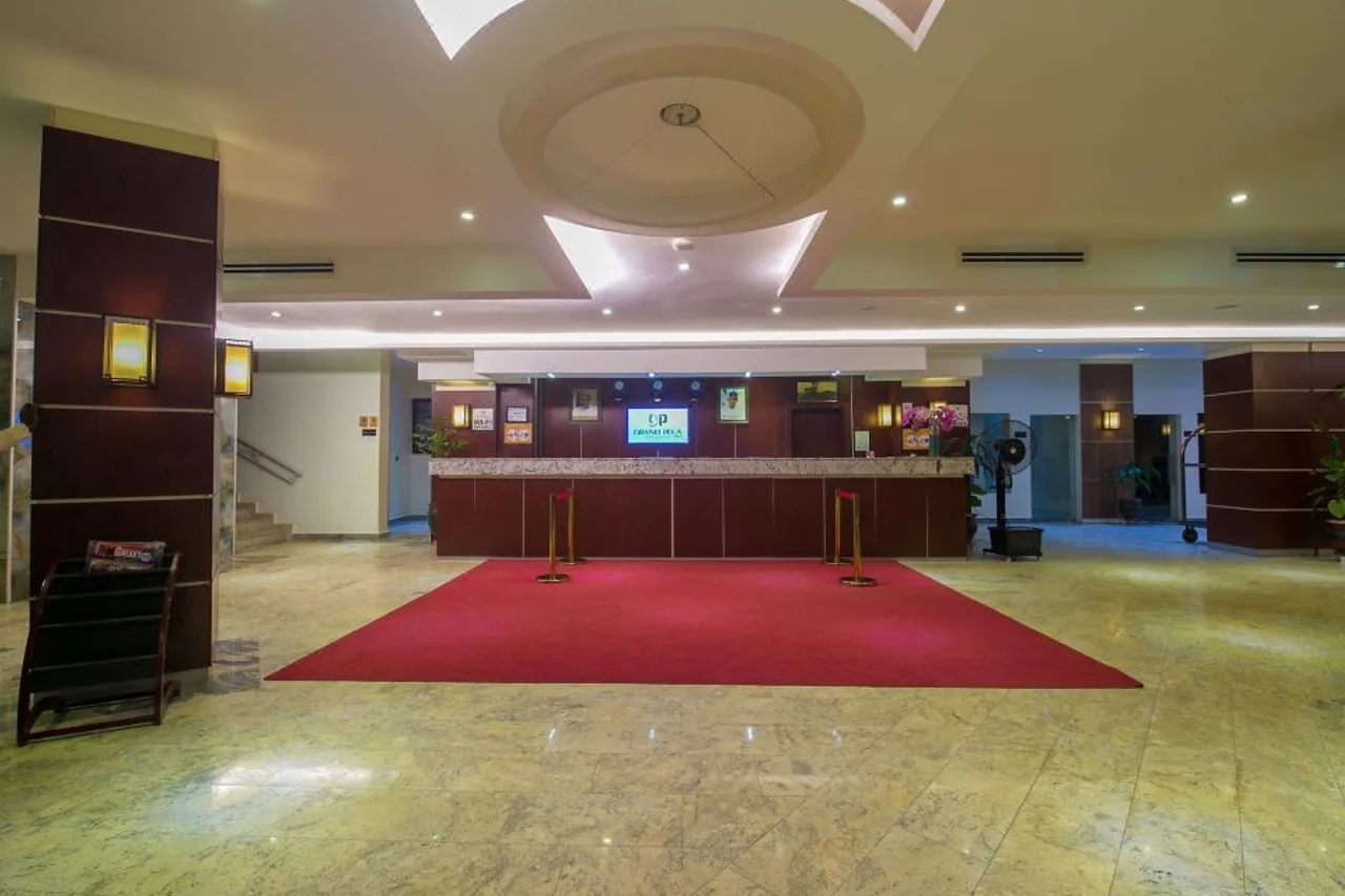 Grand Pela Hotel & Suites — ภาพห้องพักและบรรยากาศ