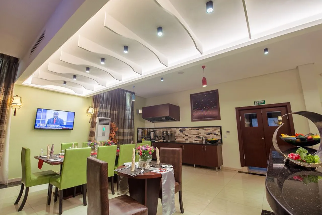 Grand Pela Hotel & Suites — ภาพห้องพักและบรรยากาศ