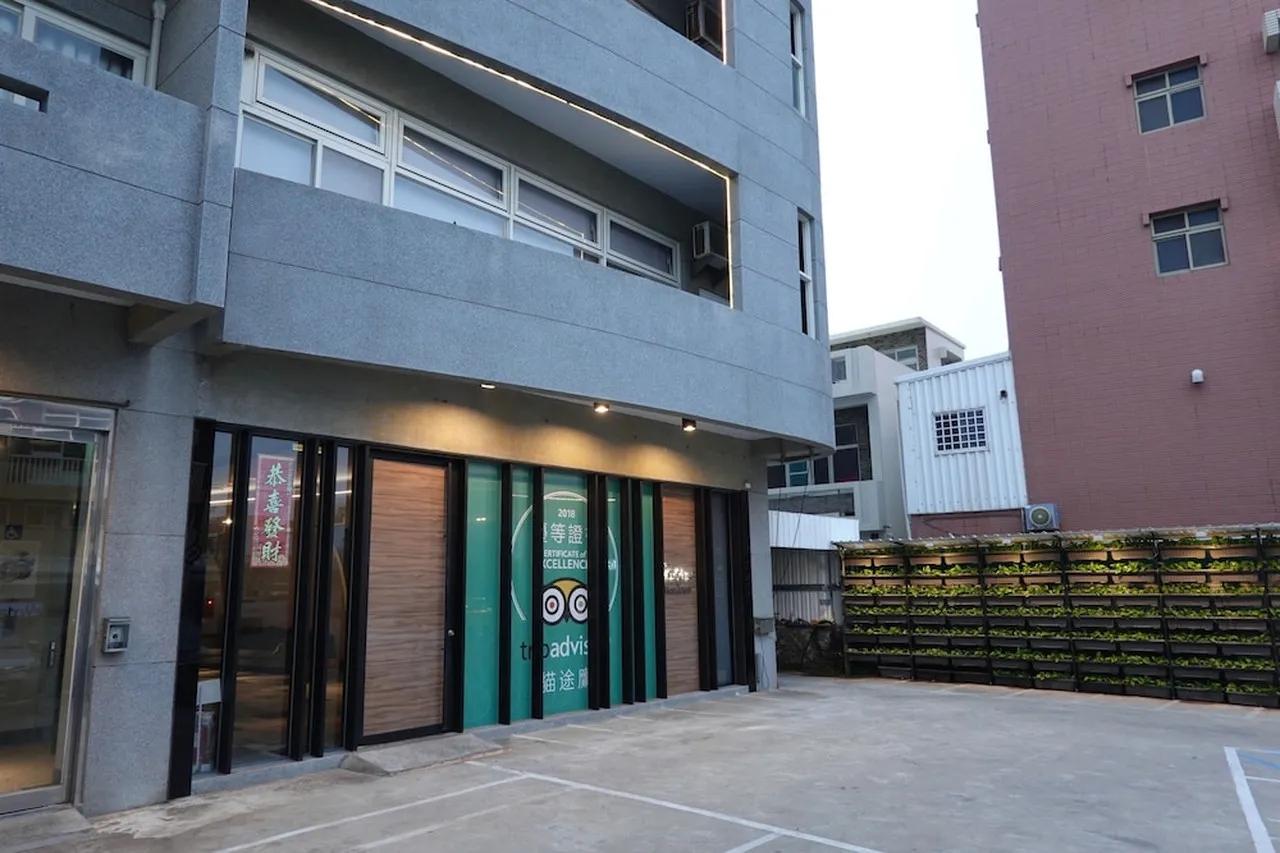 Green Hotel — rooms and atmosphere