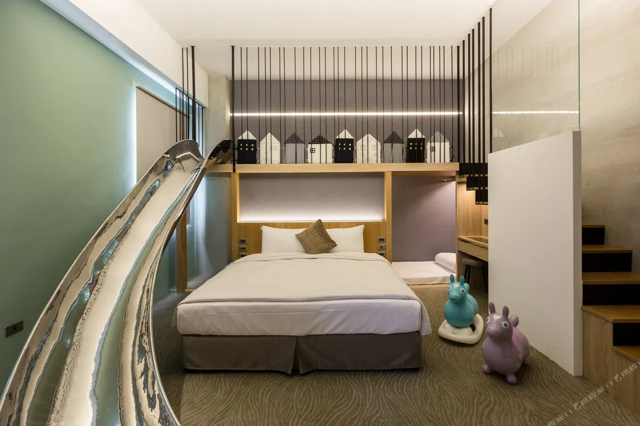 Green Hotel — rooms and atmosphere