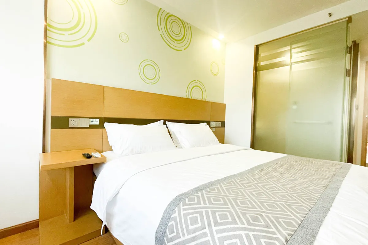 GreenTree Inn Ningbo South Railway Station — rooms and atmosphere