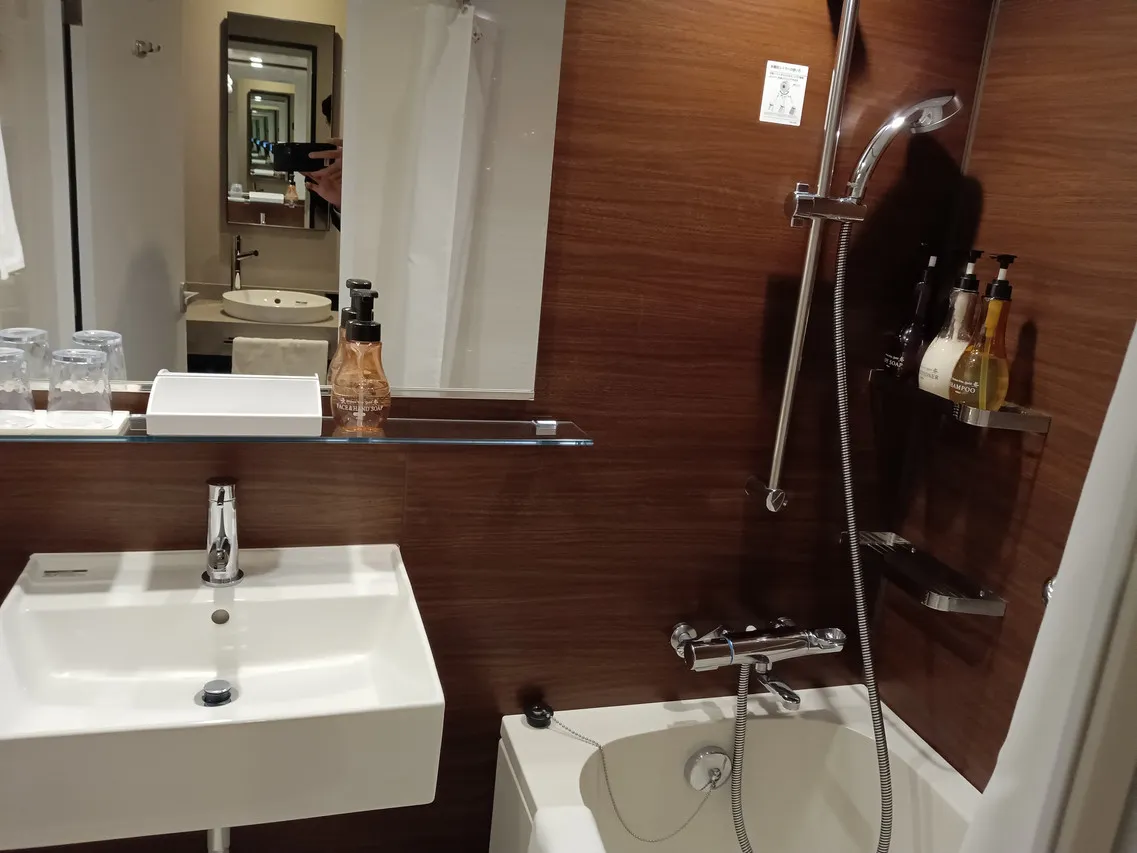 GRIDS PREMIUM HOTEL OSAKA NAMBA — rooms and atmosphere