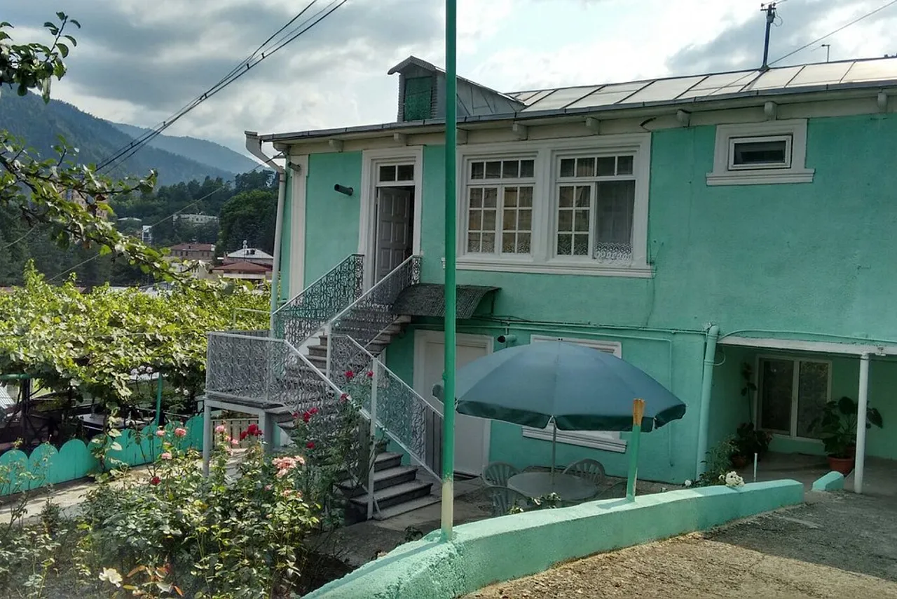 Guest House Green Rose — โรงแรมในบอร์โจมิ
