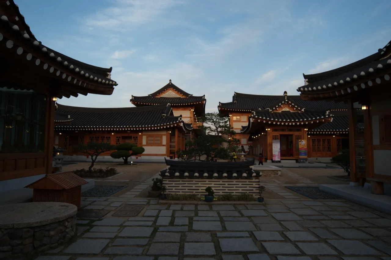 Gyeongju Hwangnamkwan Hanok Hotel — rooms and atmosphere