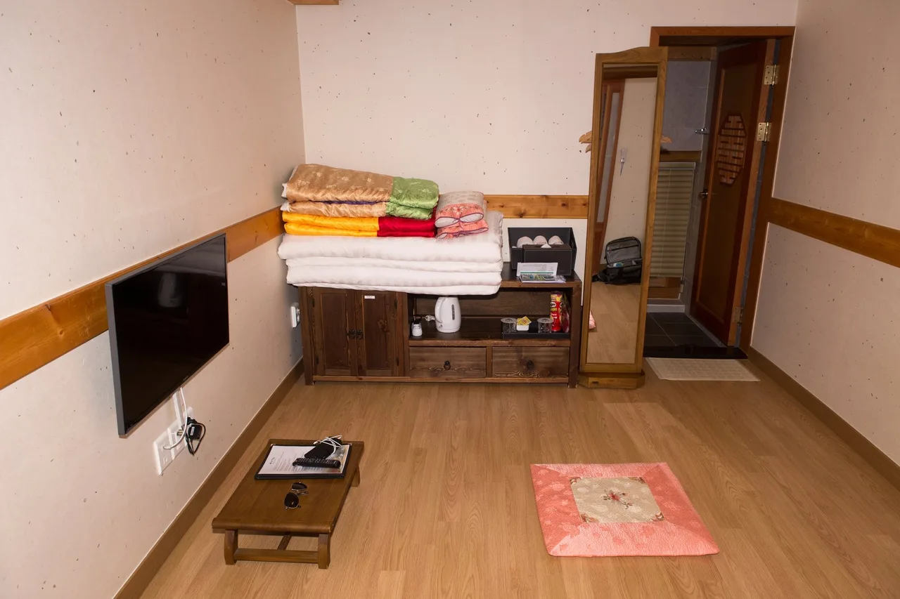Gyeongju Hwangnamkwan Hanok Hotel — rooms and atmosphere