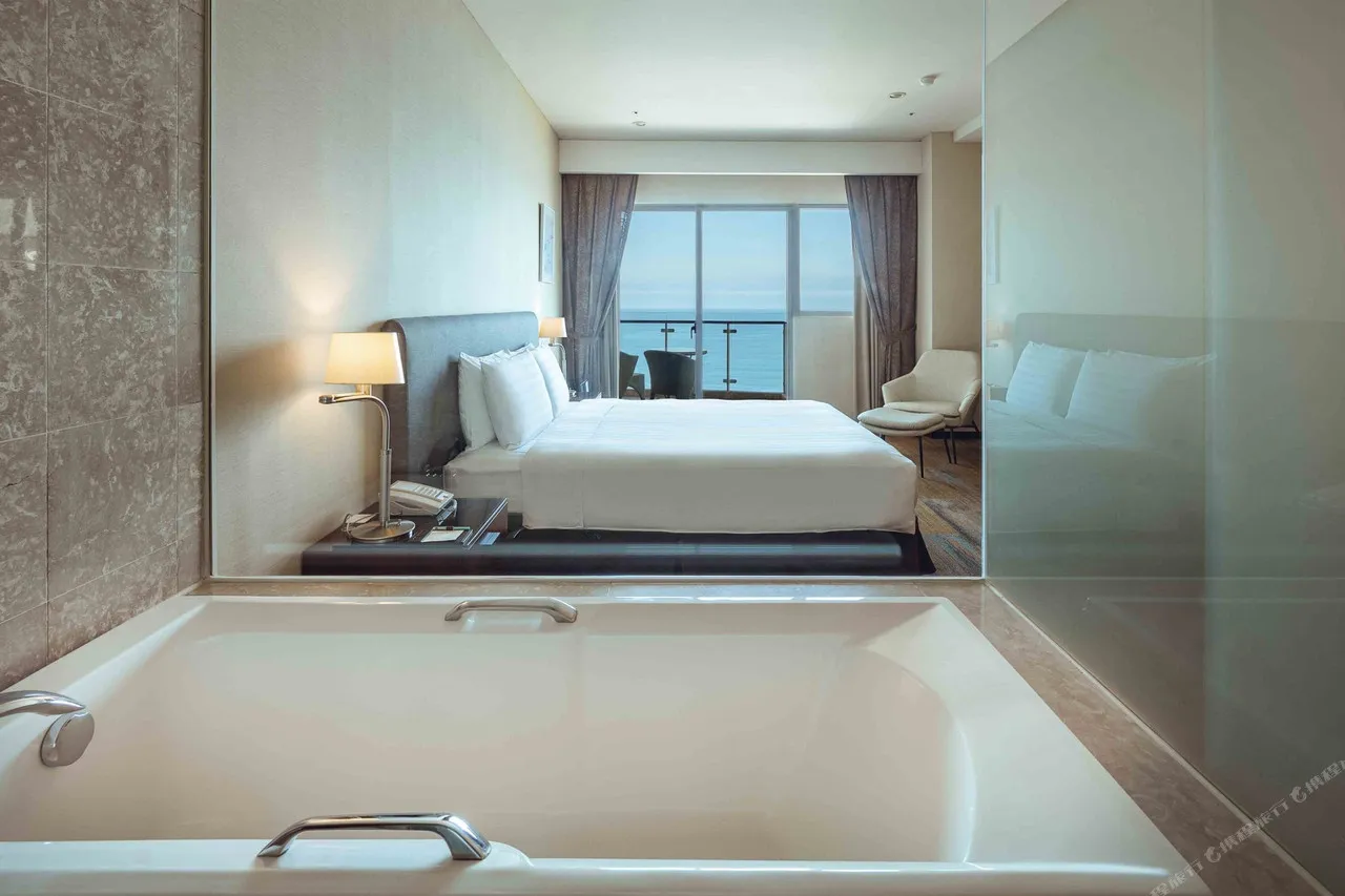 H Resort — rooms and atmosphere