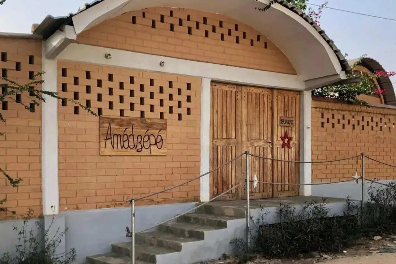 Hôtel Amédzépé — ภาพห้องพักและบรรยากาศ