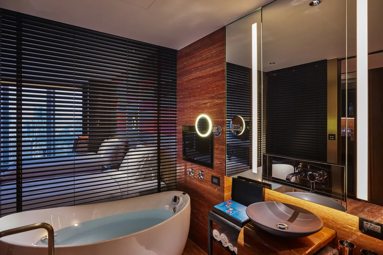 H2O Hotel — rooms and atmosphere