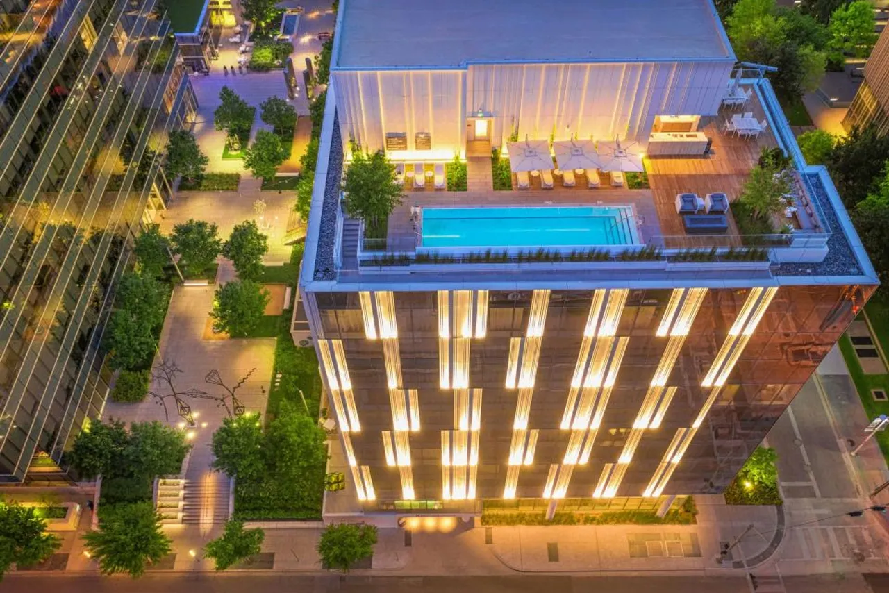 HALL Arts Hotel Dallas, Curio Collection by Hilton — ภาพห้องพักและบรรยากาศ