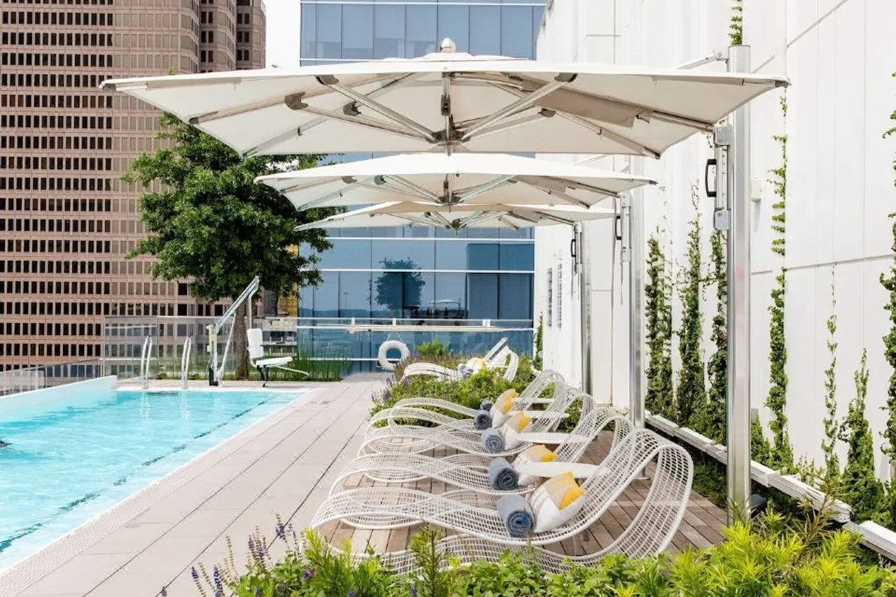 HALL Arts Hotel Dallas, Curio Collection by Hilton — ภาพห้องพักและบรรยากาศ