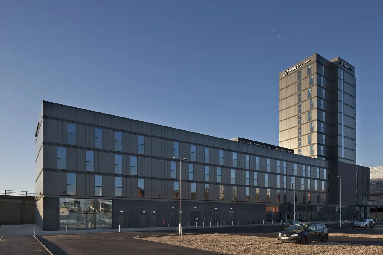 Hampton By Hilton Leeds City Centre — rooms and atmosphere