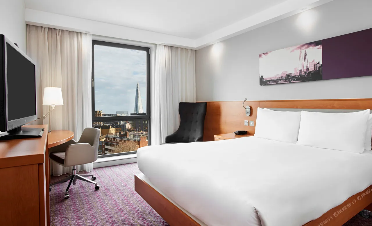 Hampton by Hilton London Waterloo — rooms and atmosphere