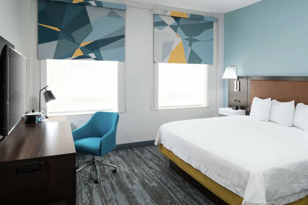 Hampton Inn & Suites Atlanta-Downtown — โรงแรมในใกล้ Mercedes-Benz Stadium