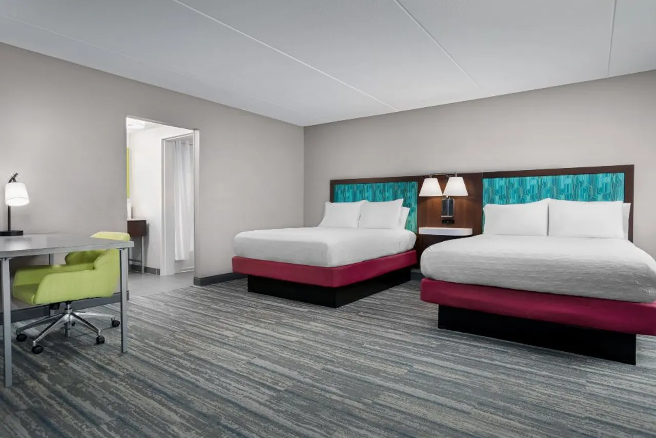 Hampton Inn & Suites Atlanta-Six Flags — rooms and atmosphere