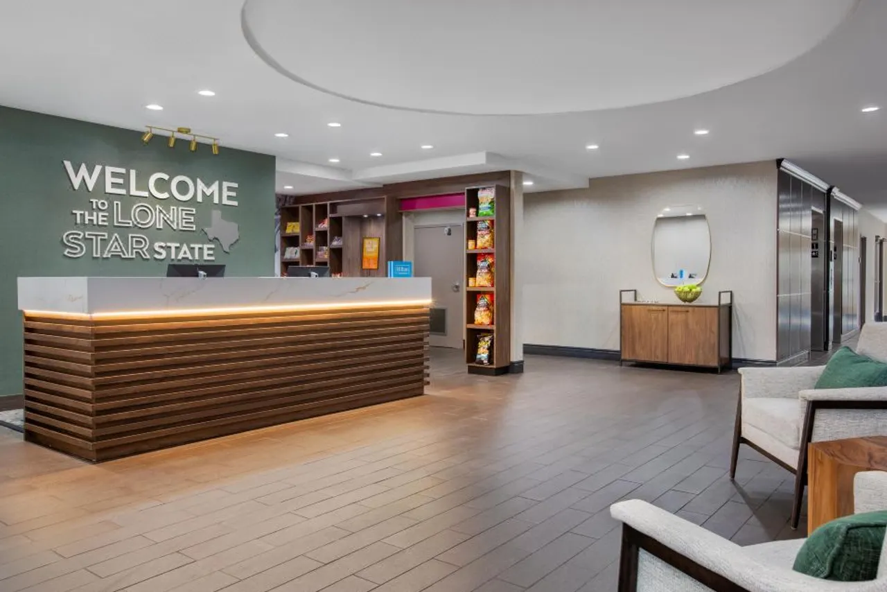 Hampton Inn & Suites Dallas-Arlington North-Entertainment District — ภาพห้องพักและบรรยากาศ