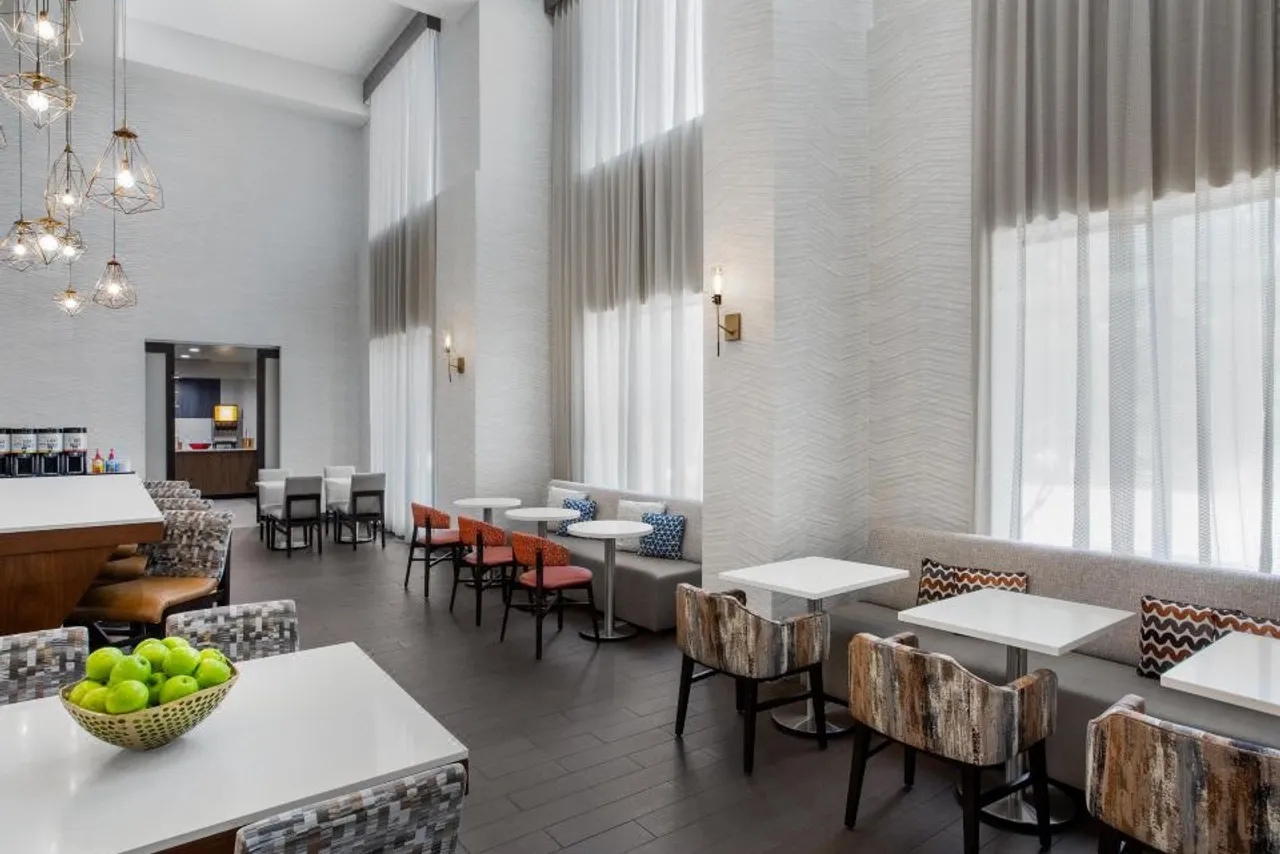 Hampton Inn & Suites Dallas-Arlington North-Entertainment District — ภาพห้องพักและบรรยากาศ