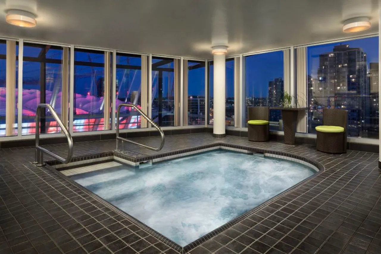 Hampton Inn & Suites by Hilton Vancouver Downtown — โรงแรมในใกล้ BC Place