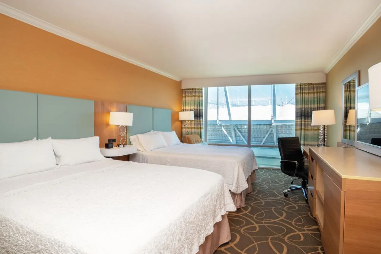 Hampton Inn & Suites by Hilton Vancouver Downtown — ภาพห้องพักและบรรยากาศ