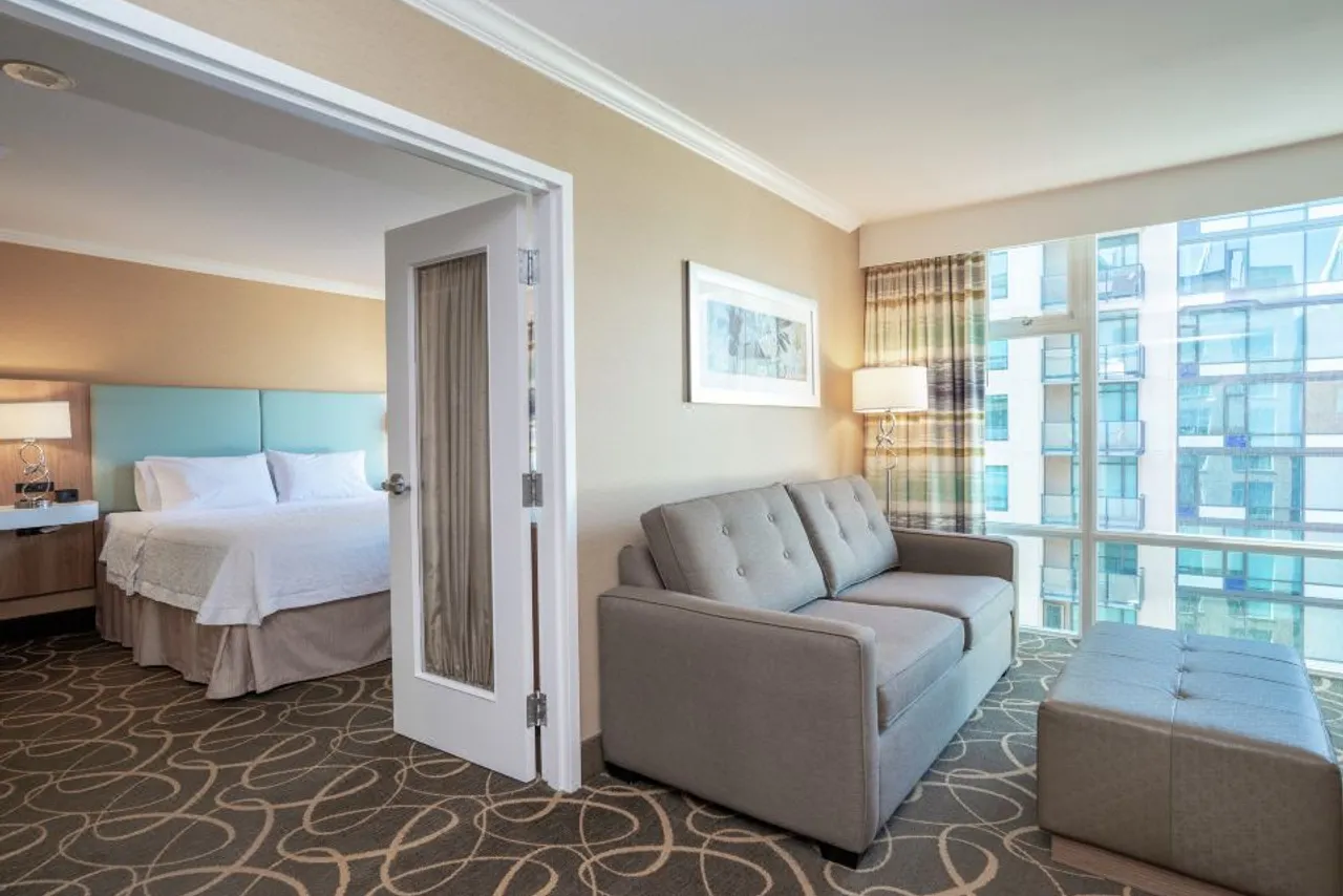 Hampton Inn & Suites by Hilton Vancouver Downtown — ภาพห้องพักและบรรยากาศ