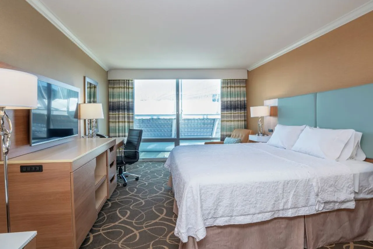 Hampton Inn & Suites by Hilton Vancouver Downtown — ภาพห้องพักและบรรยากาศ