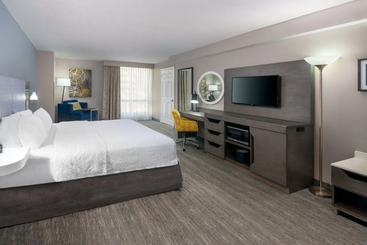 Hampton Inn & Suites Kansas City-Country Club Plaza — โรงแรมในแคนซัสซิตี