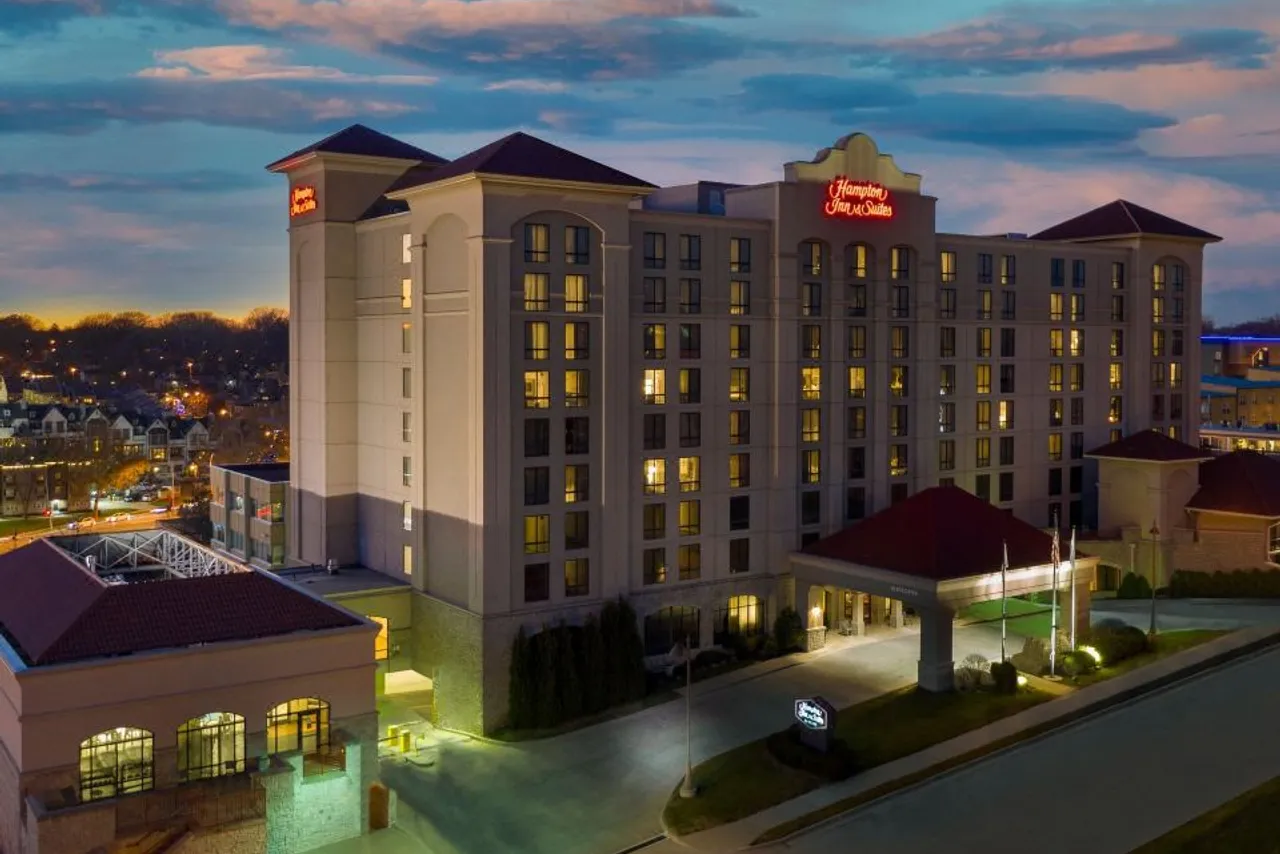 Hampton Inn & Suites Kansas City-Country Club Plaza — ภาพห้องพักและบรรยากาศ