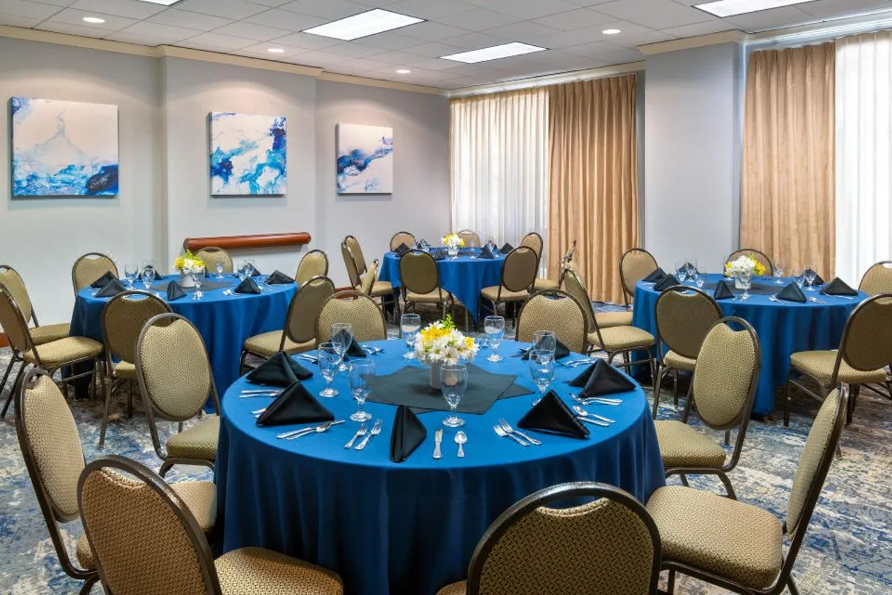 Hampton Inn & Suites Kansas City-Country Club Plaza — ภาพห้องพักและบรรยากาศ