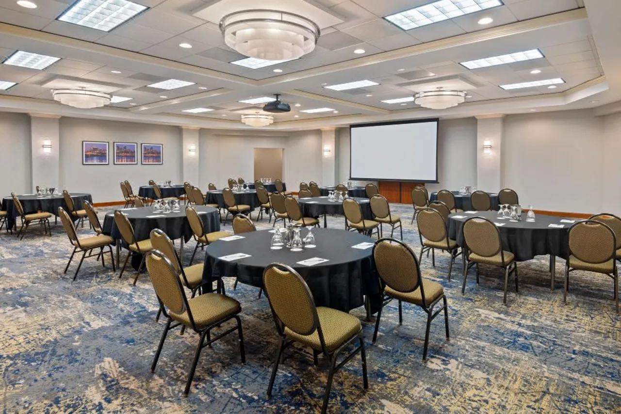 Hampton Inn & Suites Kansas City-Country Club Plaza — ภาพห้องพักและบรรยากาศ
