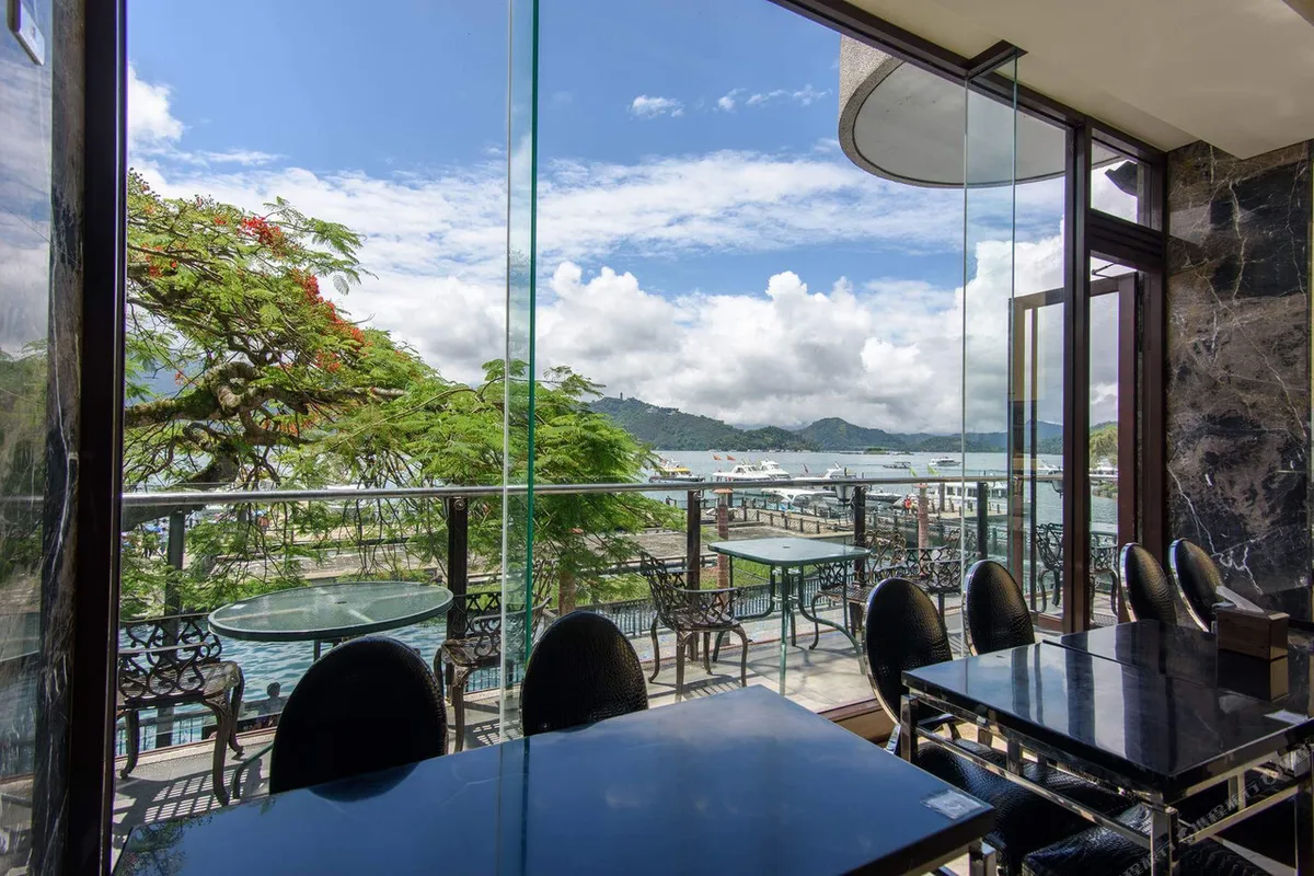 Harbor Resort Hotel — rooms and atmosphere