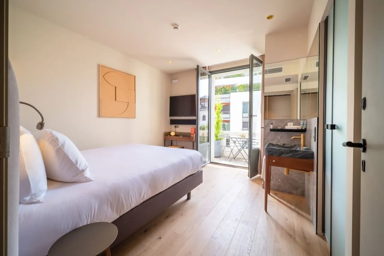 Hôtel Hébé (Hébé Hotel) — ภาพห้องพักและบรรยากาศ