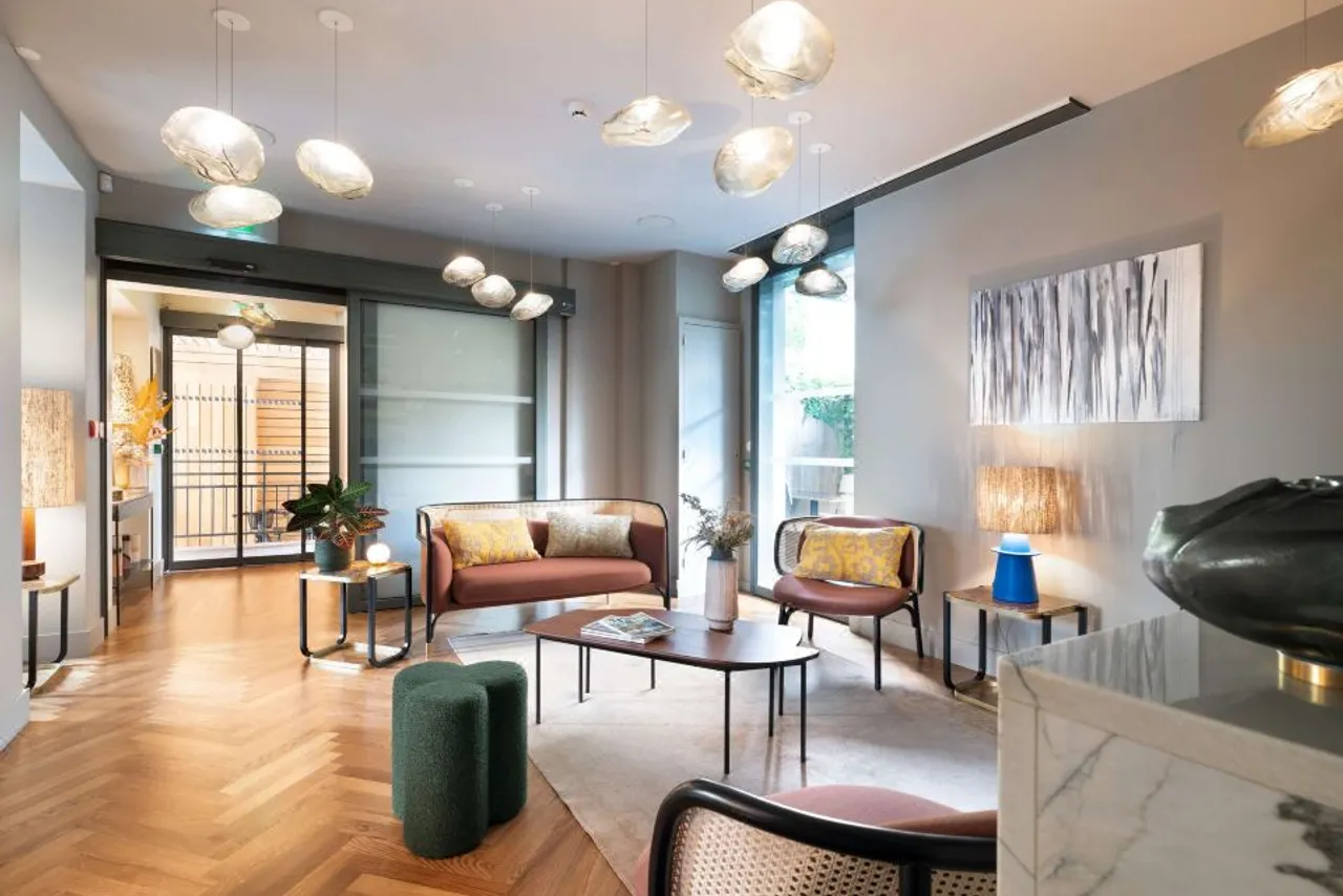 Hôtel Hébé (Hébé Hotel) — ภาพห้องพักและบรรยากาศ