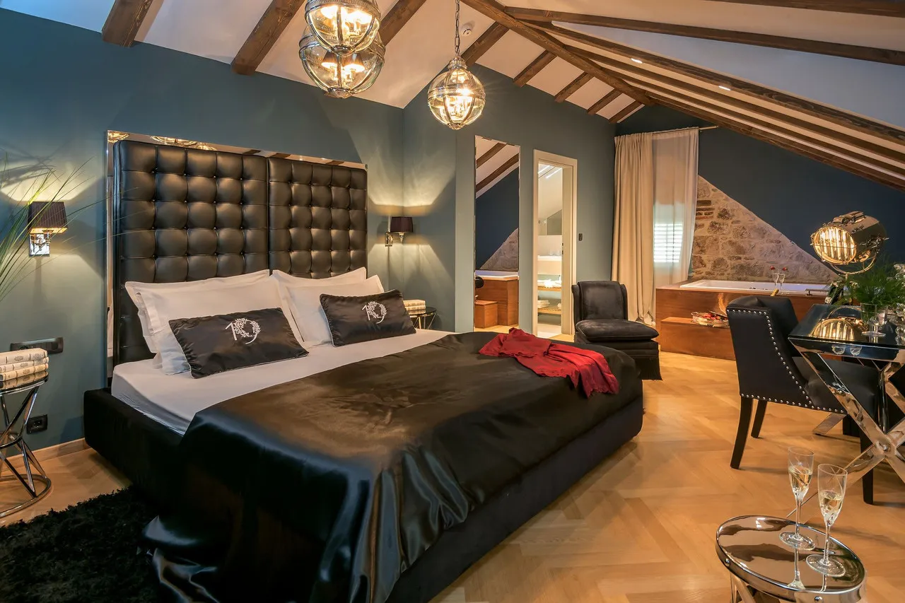 Heritage Hotel 19 — rooms and atmosphere
