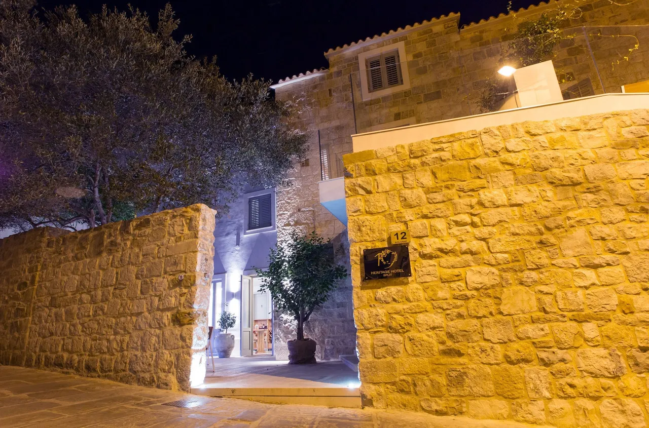 Heritage Hotel 19 — rooms and atmosphere