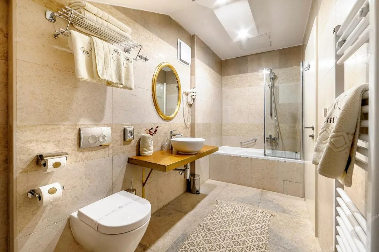 Heritage Hotel Life Palace — rooms and atmosphere