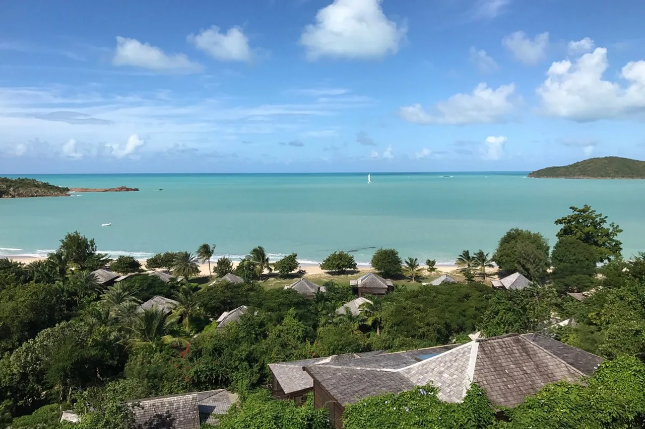10 โรงแรมเซนต์จอห์นส์น่าพักที่สุด — Dickenson Bay · Cap Estate · Long Bay (รีวิวลึก 2026 + 🏖️ 365 ชายหาด + Nelson's Dockyard UNESCO + Sandals/Hermitage Bay honeymoon)