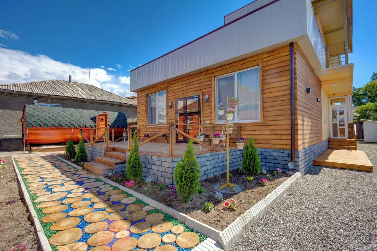 Hillside Karakol B&B — คารากอล
