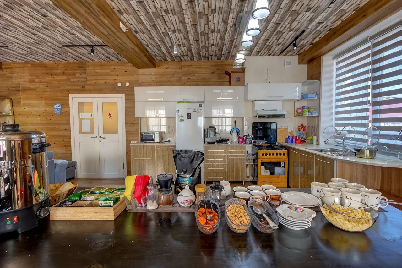 Hillside Karakol B&B — ภาพห้องพักและบรรยากาศ