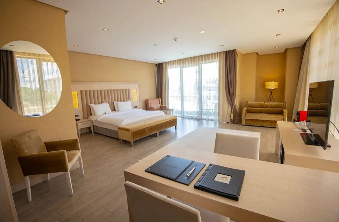 Hilly Hotel — rooms and atmosphere