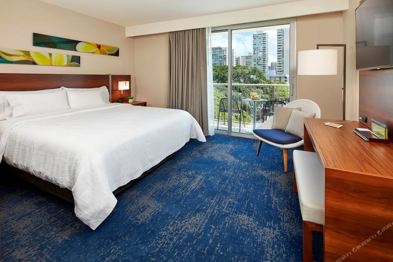 Hilton Garden Inn Waikiki Beach — rooms and atmosphere