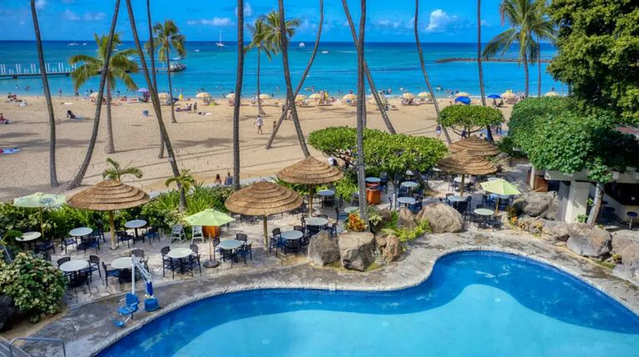 Hilton Hawaiian Village Waikiki Beach Resort — rooms and atmosphere