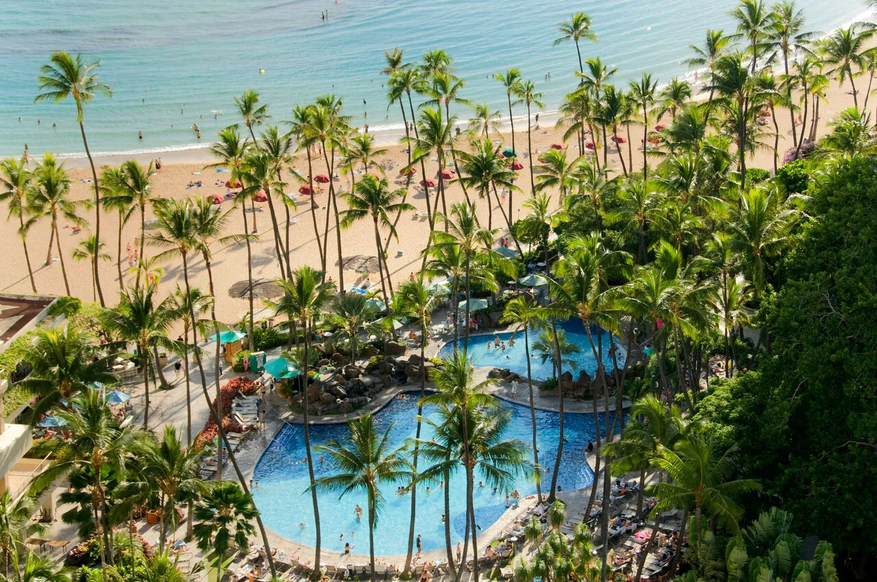 Hilton Hawaiian Village Waikiki Beach Resort — rooms and atmosphere