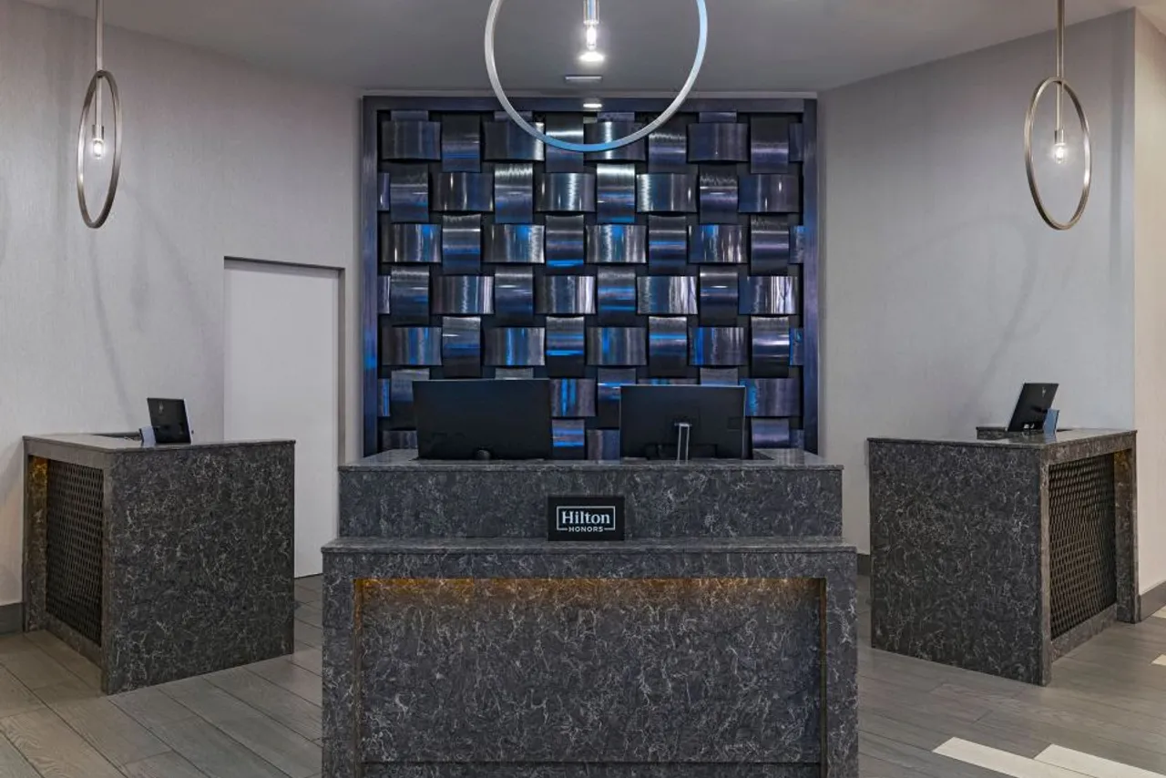 Hilton Houston Plaza/Medical Center — ภาพห้องพักและบรรยากาศ