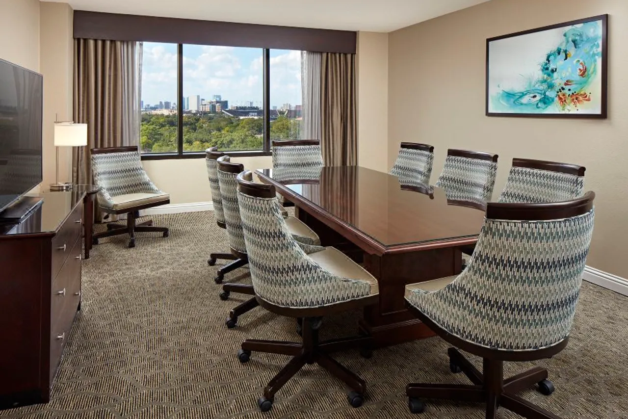Hilton Houston Plaza/Medical Center — ภาพห้องพักและบรรยากาศ