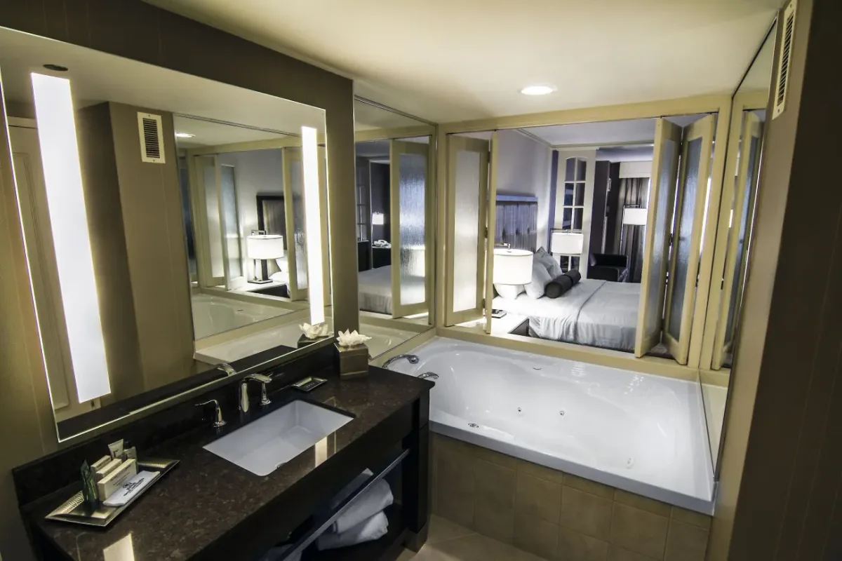 Hilton Niagara Falls/Fallsview Hotel and Suites — ภาพห้องพักและบรรยากาศ